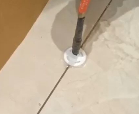 平遥瓷砖空鼓维修公司专业解答瓷砖在铺贴过程中，如果没有涂抹均匀到位的粘结材料（如水泥砂浆或瓷砖胶），可能会导致以下问题